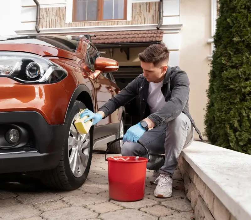 Lavage auto à domicile Rueyres : professionnel intervenant sur un véhicule